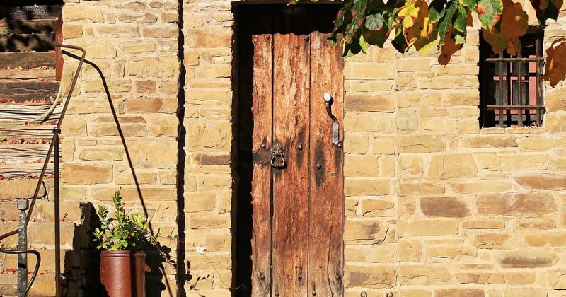 Poser une porte intérieure en bois massif : le guide qui simplifie tout