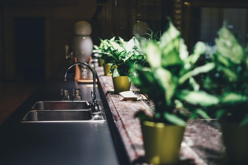 Réparer une fuite d'eau sous l'évier : guide simple et efficace pour 2026