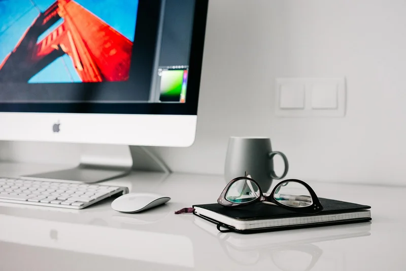 2. Mobilier intelligent : le bureau compact qui sauve votre dos
