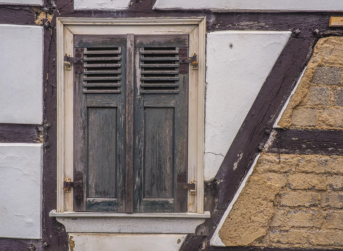 Rénover une fenêtre en bois ancienne : un calcul qui change tout