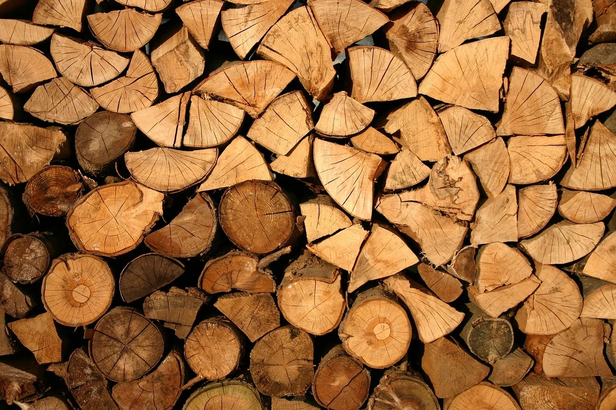 Décapage : choisir la bonne méthode sans ruiner le bois
