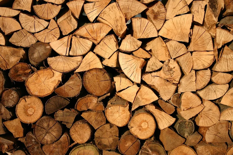 Décapage : choisir la bonne méthode sans ruiner le bois