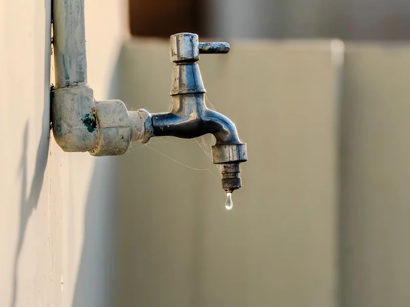 Étape par étape : comment réparer une fuite d’eau sous l’évier